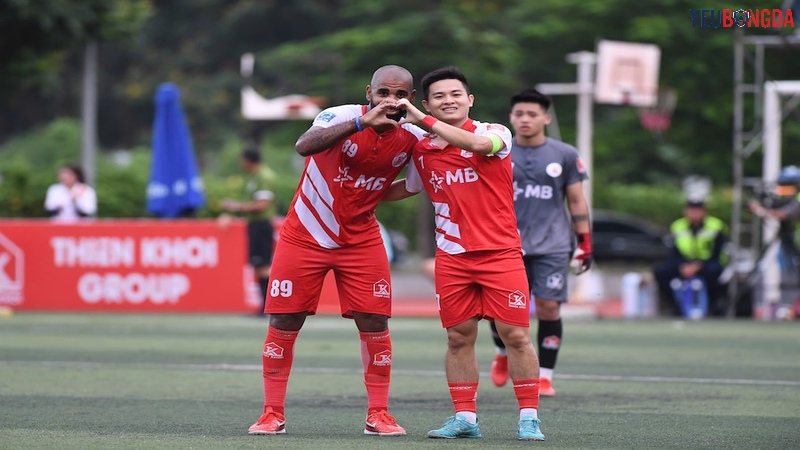 Bài toán ký hợp đồng bóng phủi dài hạn