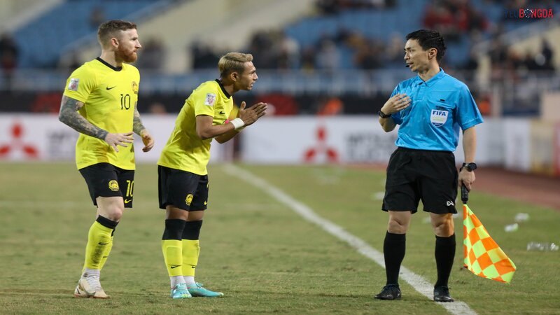 Chỉ cờ xuống góc sân báo phạt góc