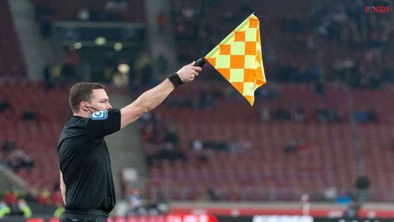 Đưa cờ thẳng đứng báo việt vị