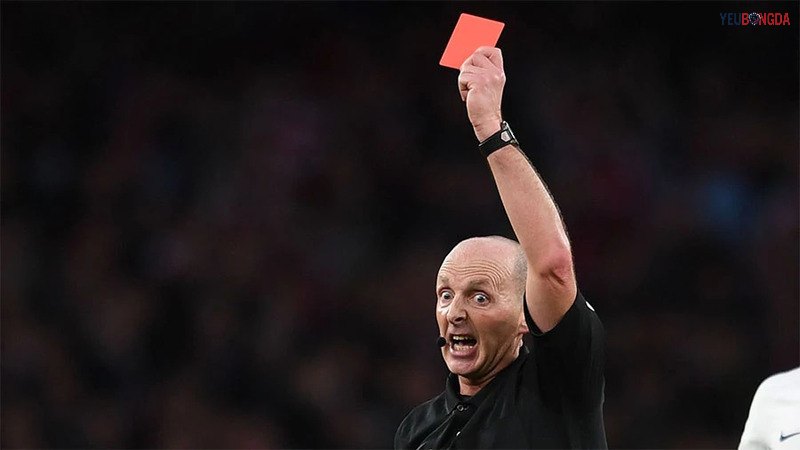 Giơ thẻ vàng hoặc đỏ là quyền lực cao nhất