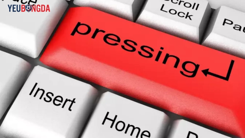 Pressing là chiến thuật tạo áp lực nhằm giành lại quyền kiểm soát bóng.