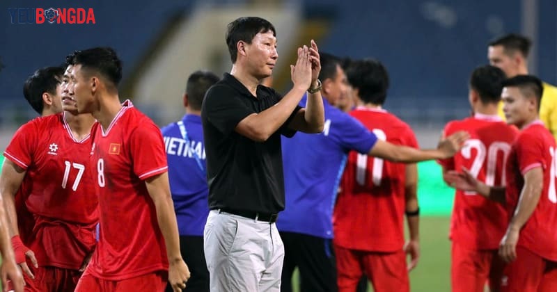 HLV Kim Sang-sik đang tập luyện nỗ lực với các học trò