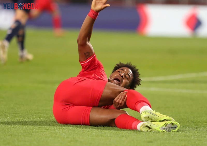 Nguyễn Xuân Son gặp sự cố đau nhẹ cơ đùi phải